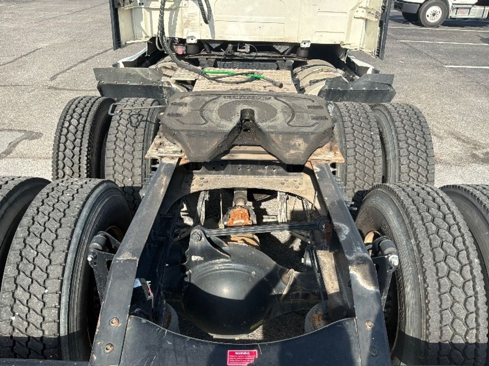 Sleeper Tractor-Heavy Duty Tractors-Volvo-2022-VNL64760-Hagerstown-MD-421,414\n\t\tmiles-$ 82,000 - Image 6
