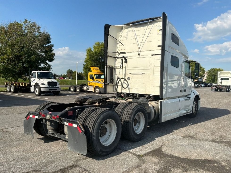 Sleeper Tractor-Heavy Duty Tractors-Volvo-2022-VNL64760-Hagerstown-MD-421,414\n\t\tmiles-$ 82,000 - Image 7