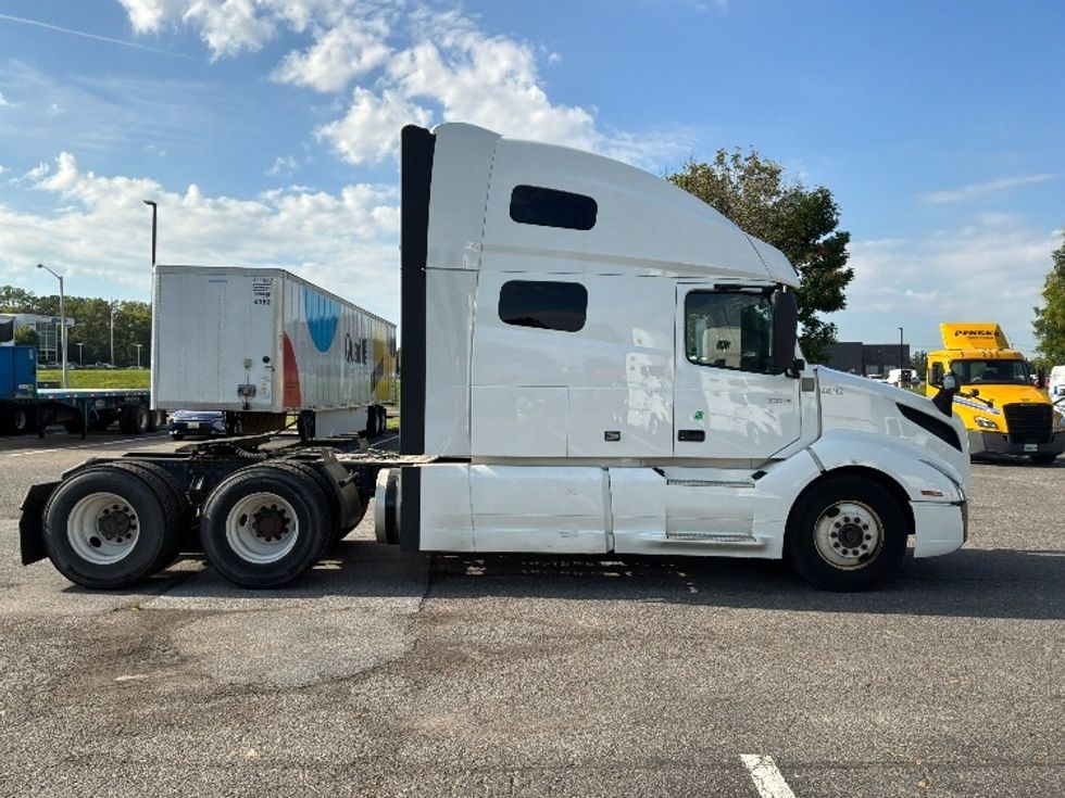 Sleeper Tractor-Heavy Duty Tractors-Volvo-2022-VNL64760-Hagerstown-MD-421,414\n\t\tmiles-$ 82,000 - Image 8