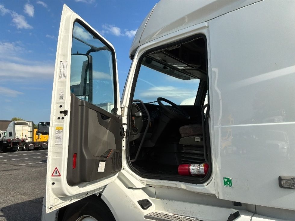 Sleeper Tractor-Heavy Duty Tractors-Volvo-2022-VNL64760-Hagerstown-MD-421,414\n\t\tmiles-$ 82,000 - Image 9