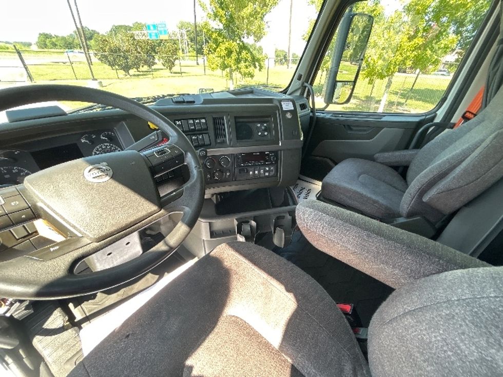 Sleeper Tractor-Heavy Duty Tractors-Volvo-2022-VNL64760-Hammond-LA-417,498\n\t\tmiles-$ 88,250 - Image 10