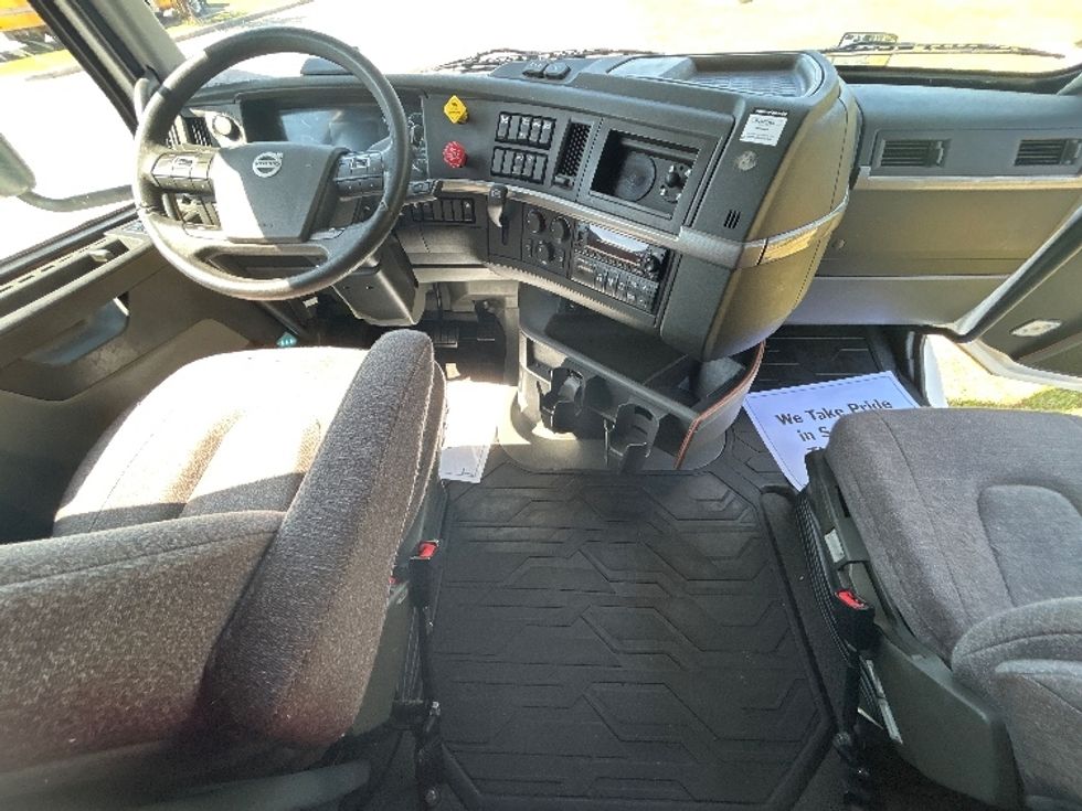 Sleeper Tractor-Heavy Duty Tractors-Volvo-2022-VNL64760-Hammond-LA-417,498\n\t\tmiles-$ 88,250 - Image 12