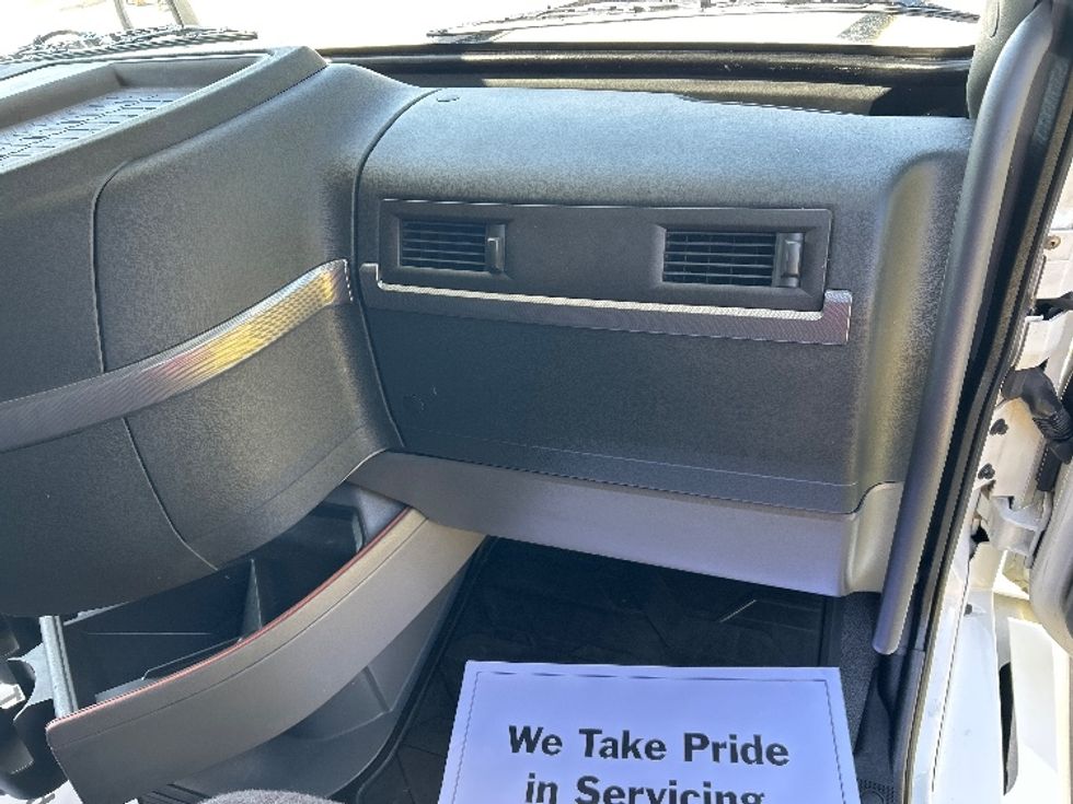 Sleeper Tractor-Heavy Duty Tractors-Volvo-2022-VNL64760-Hammond-LA-417,498\n\t\tmiles-$ 88,250 - Image 14