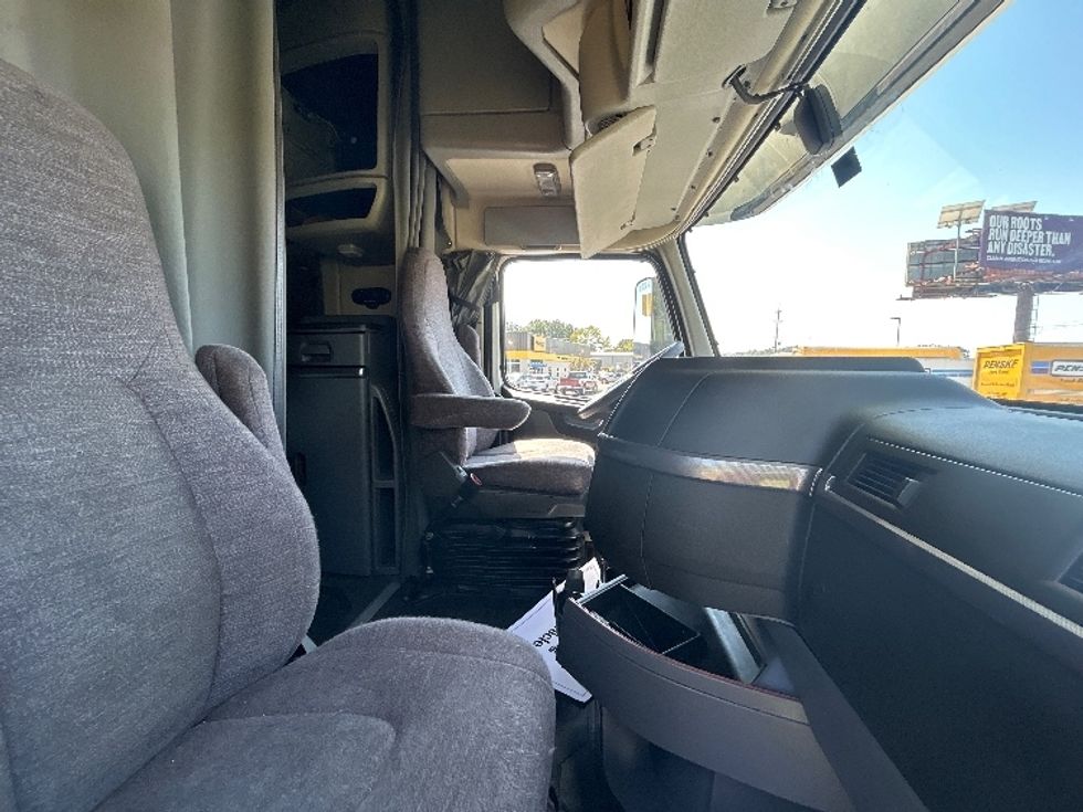 Sleeper Tractor-Heavy Duty Tractors-Volvo-2022-VNL64760-Hammond-LA-417,498\n\t\tmiles-$ 88,250 - Image 15