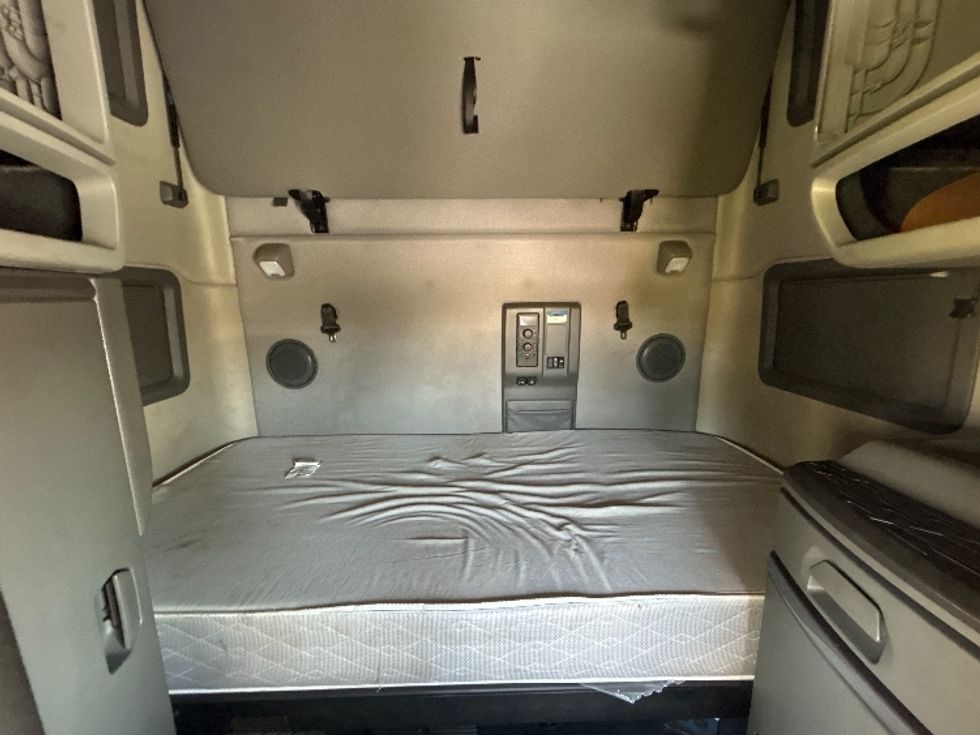 Sleeper Tractor-Heavy Duty Tractors-Volvo-2022-VNL64760-Hammond-LA-417,498\n\t\tmiles-$ 88,250 - Image 16