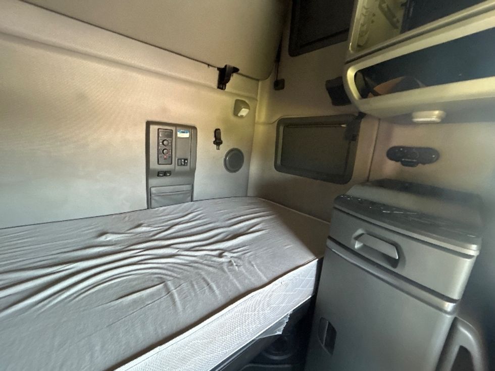 Sleeper Tractor-Heavy Duty Tractors-Volvo-2022-VNL64760-Hammond-LA-417,498\n\t\tmiles-$ 88,250 - Image 17