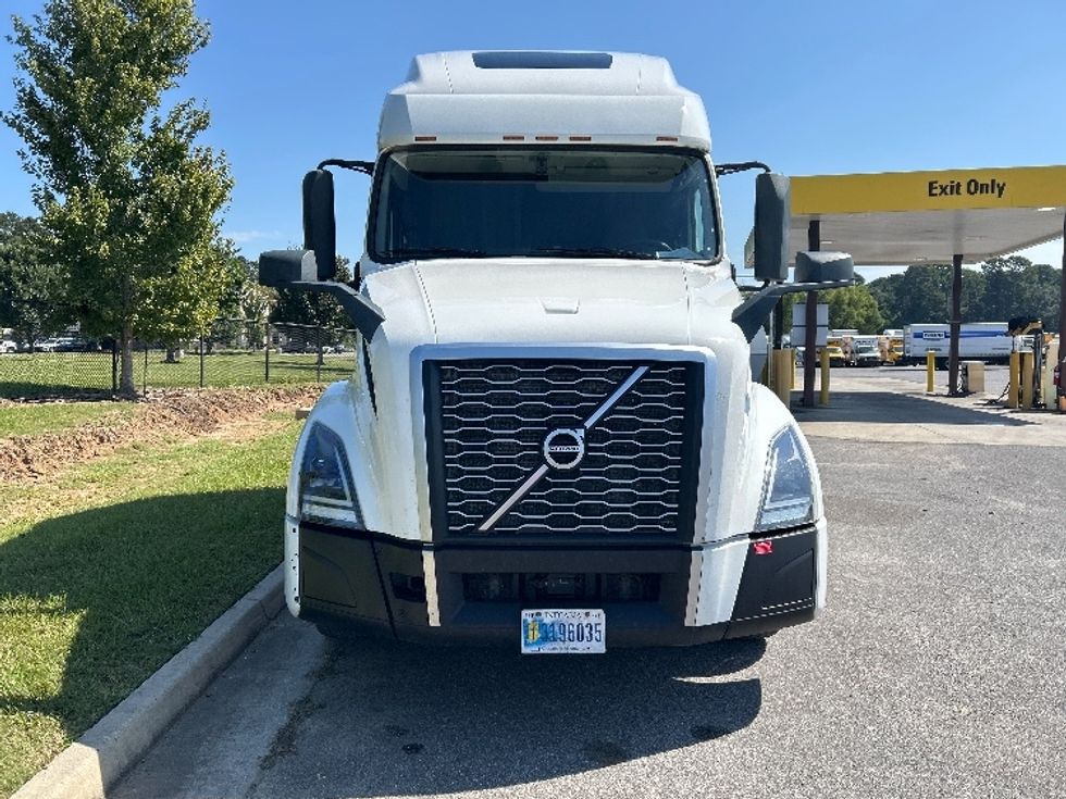 Sleeper Tractor-Heavy Duty Tractors-Volvo-2022-VNL64760-Hammond-LA-417,498\n\t\tmiles-$ 88,250 - Image 2
