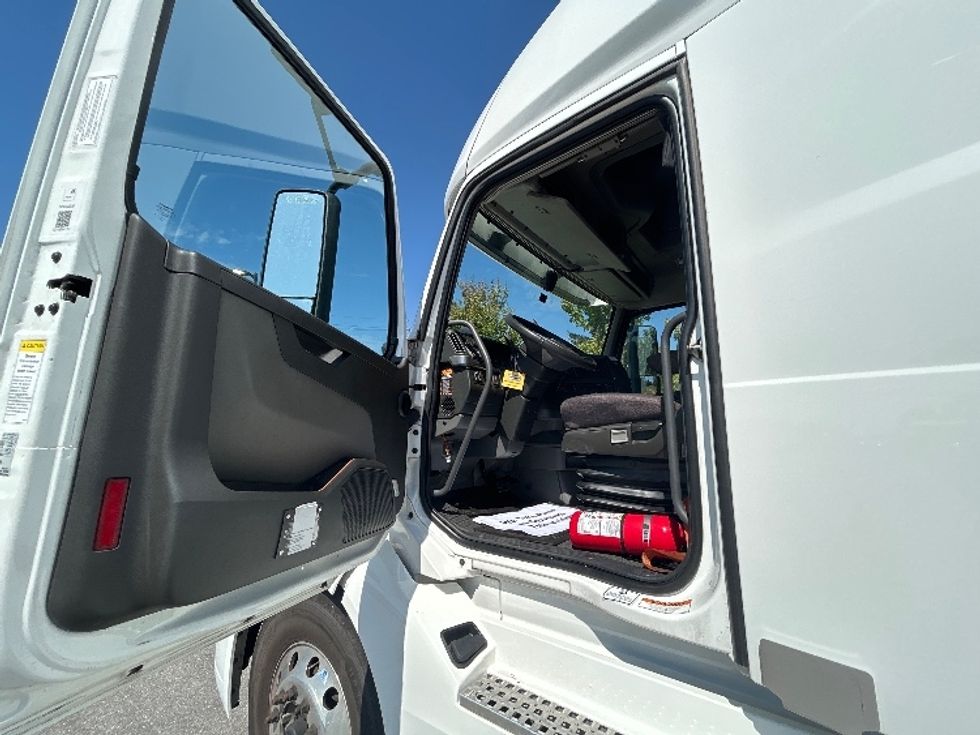 Sleeper Tractor-Heavy Duty Tractors-Volvo-2022-VNL64760-Hammond-LA-417,498\n\t\tmiles-$ 88,250 - Image 9