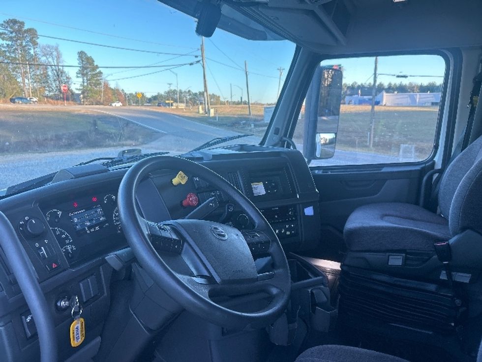 Sleeper Tractor-Heavy Duty Tractors-Volvo-2022-VNL64760-Hattiesburg-MS-386,375\n\t\tmiles-$ 85,250 - Image 10