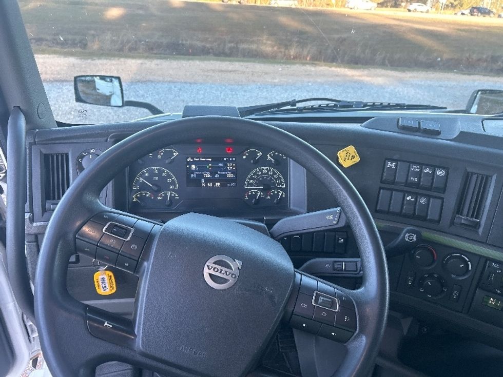 Sleeper Tractor-Heavy Duty Tractors-Volvo-2022-VNL64760-Hattiesburg-MS-386,375\n\t\tmiles-$ 85,250 - Image 11