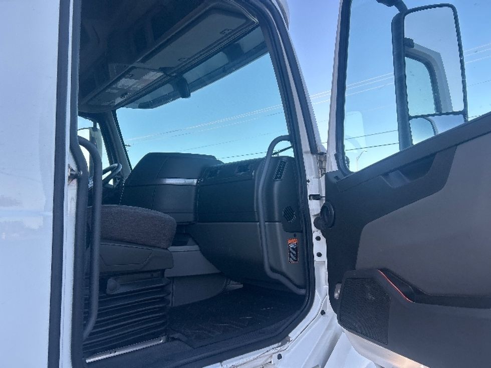 Sleeper Tractor-Heavy Duty Tractors-Volvo-2022-VNL64760-Hattiesburg-MS-386,375\n\t\tmiles-$ 85,250 - Image 13