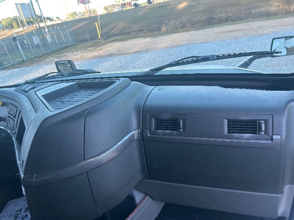 Sleeper Tractor-Heavy Duty Tractors-Volvo-2022-VNL64760-Hattiesburg-MS-386,375\n\t\tmiles-$ 85,250 - Image 14