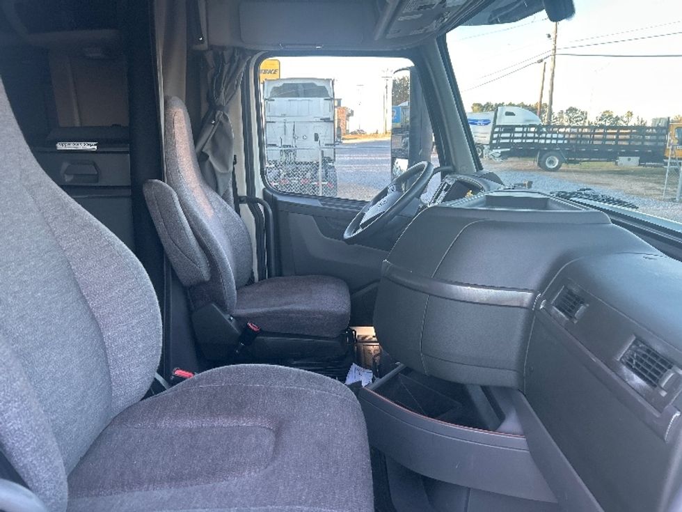 Sleeper Tractor-Heavy Duty Tractors-Volvo-2022-VNL64760-Hattiesburg-MS-386,375\n\t\tmiles-$ 85,250 - Image 15