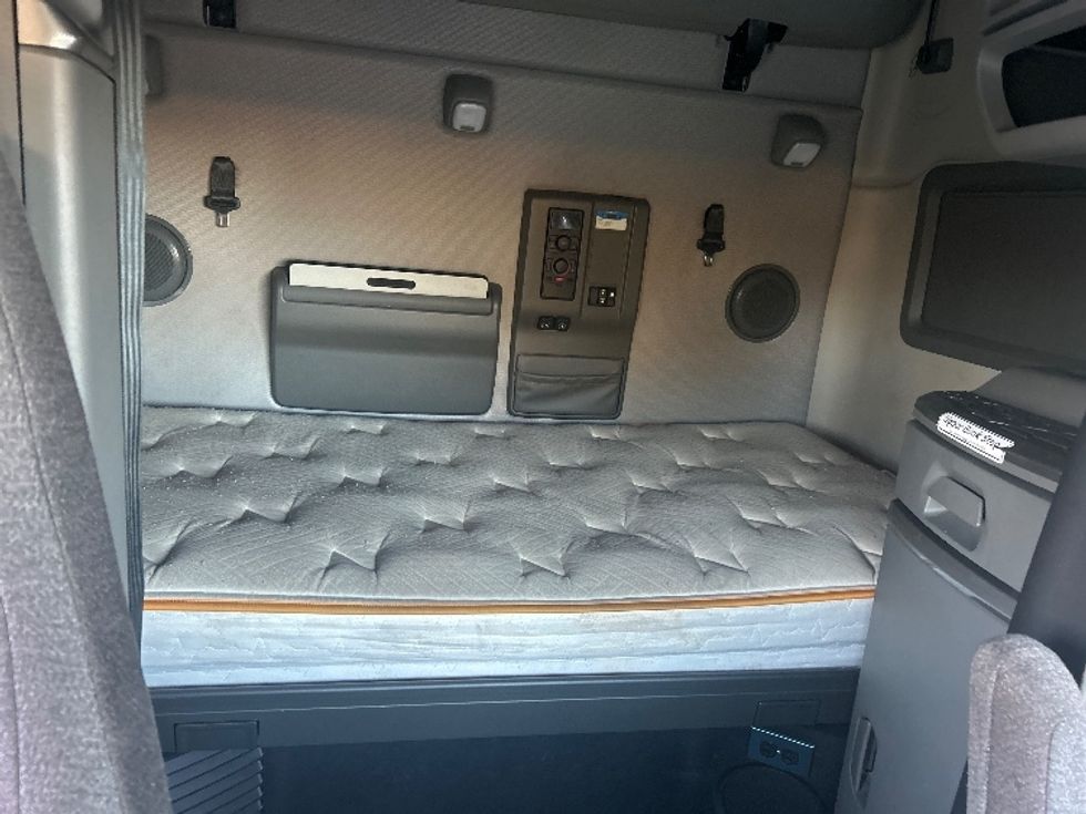 Sleeper Tractor-Heavy Duty Tractors-Volvo-2022-VNL64760-Hattiesburg-MS-386,375\n\t\tmiles-$ 85,250 - Image 16