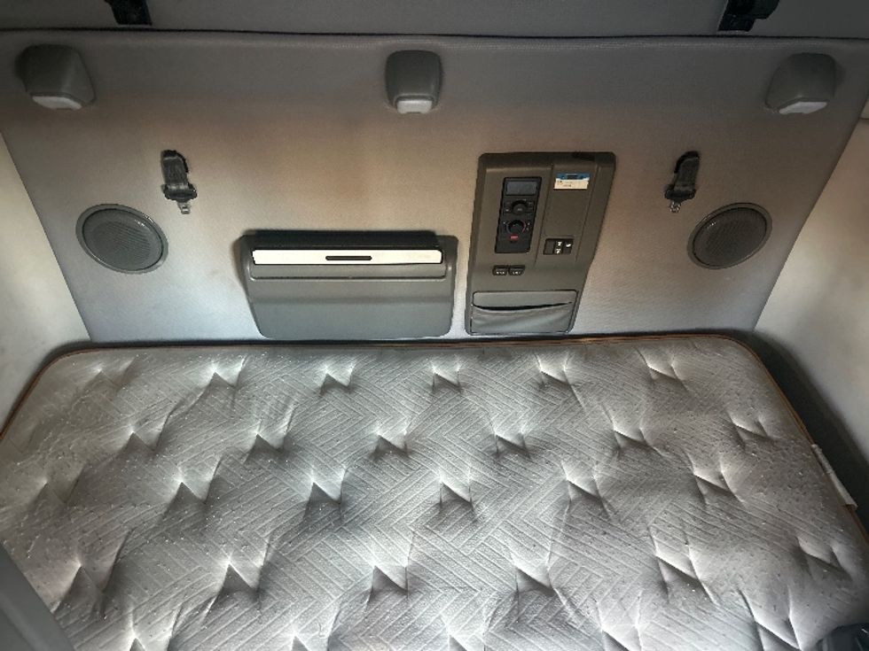 Sleeper Tractor-Heavy Duty Tractors-Volvo-2022-VNL64760-Hattiesburg-MS-386,375\n\t\tmiles-$ 85,250 - Image 17