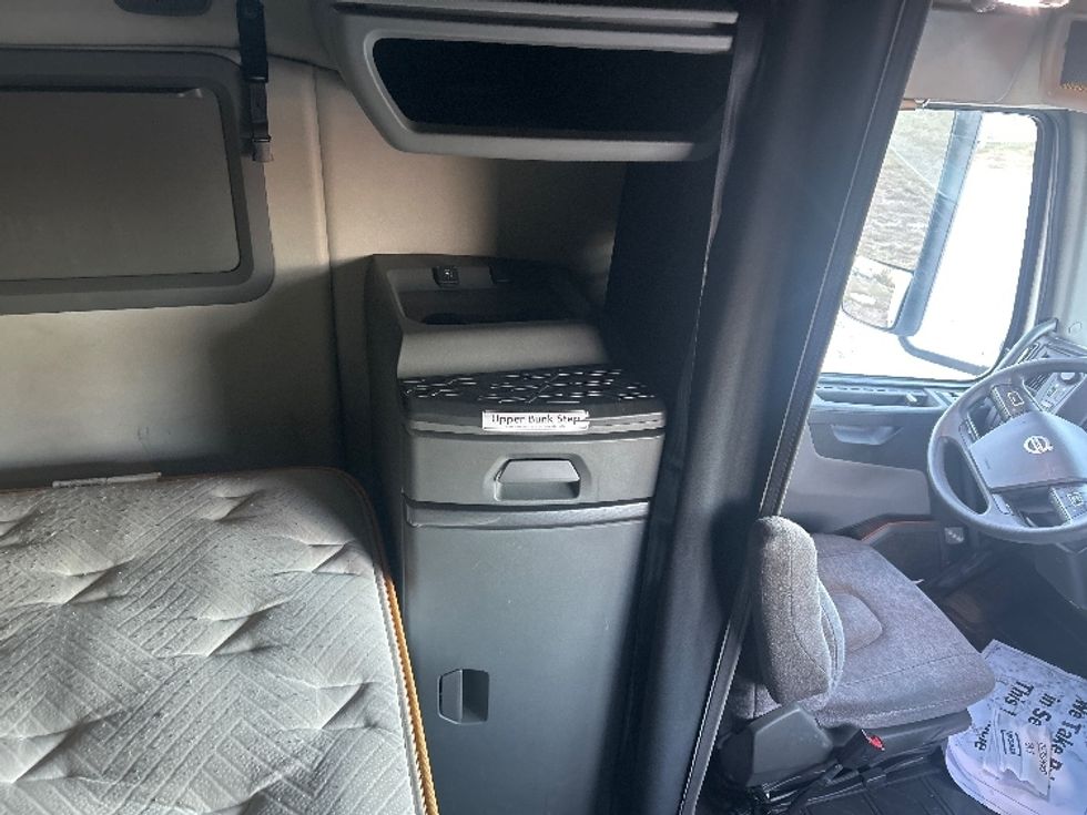 Sleeper Tractor-Heavy Duty Tractors-Volvo-2022-VNL64760-Hattiesburg-MS-386,375\n\t\tmiles-$ 85,250 - Image 18