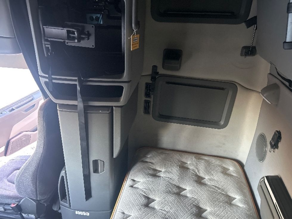 Sleeper Tractor-Heavy Duty Tractors-Volvo-2022-VNL64760-Hattiesburg-MS-386,375\n\t\tmiles-$ 85,250 - Image 19