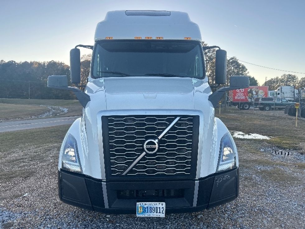 Sleeper Tractor-Heavy Duty Tractors-Volvo-2022-VNL64760-Hattiesburg-MS-386,375\n\t\tmiles-$ 85,250 - Image 2