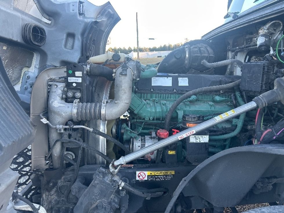Sleeper Tractor-Heavy Duty Tractors-Volvo-2022-VNL64760-Hattiesburg-MS-386,375\n\t\tmiles-$ 85,250 - Image 21