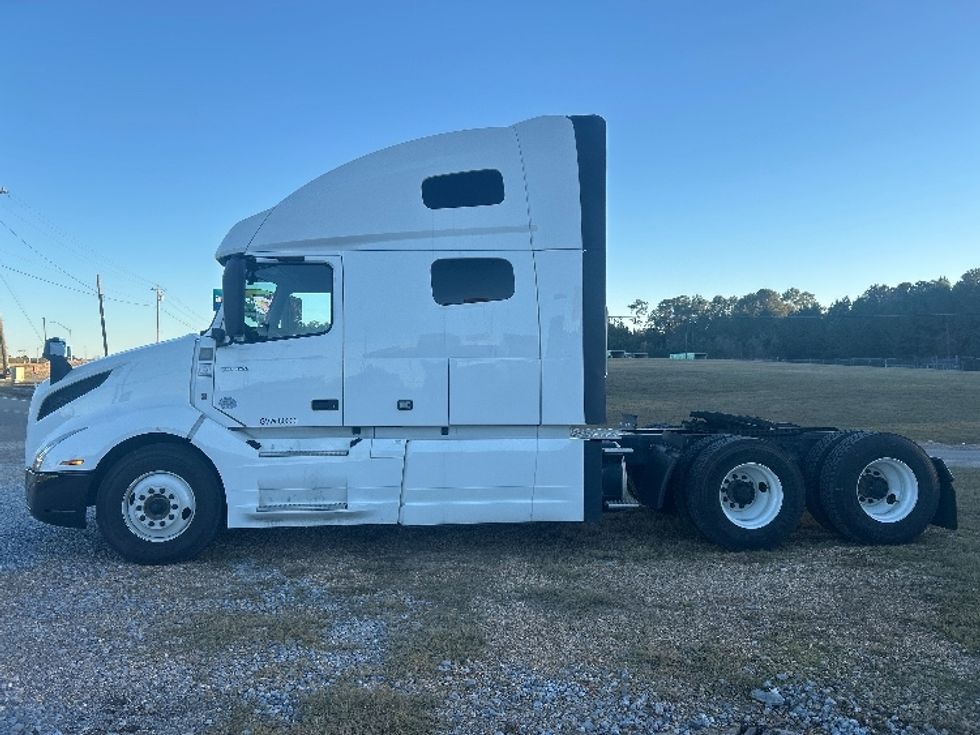 Sleeper Tractor-Heavy Duty Tractors-Volvo-2022-VNL64760-Hattiesburg-MS-386,375\n\t\tmiles-$ 85,250 - Image 4