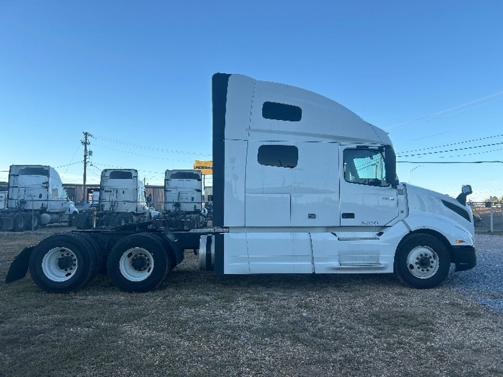 Sleeper Tractor-Heavy Duty Tractors-Volvo-2022-VNL64760-Hattiesburg-MS-386,375\n\t\tmiles-$ 85,250 - Image 8