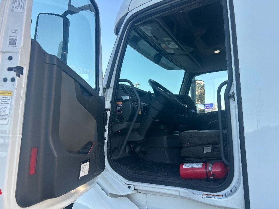 Sleeper Tractor-Heavy Duty Tractors-Volvo-2022-VNL64760-Hattiesburg-MS-386,375\n\t\tmiles-$ 85,250 - Image 9