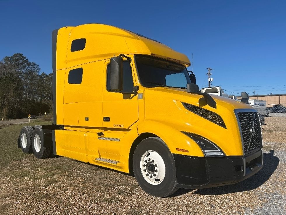 Sleeper Tractor-Heavy Duty Tractors-Volvo-2022-VNL64760-Hattiesburg-MS-396,175\n\t\tmiles-$ 80,000 - Image 1