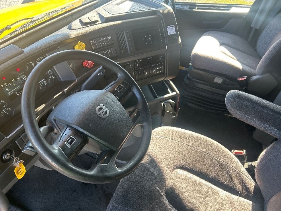 Sleeper Tractor-Heavy Duty Tractors-Volvo-2022-VNL64760-Hattiesburg-MS-396,175\n\t\tmiles-$ 80,000 - Image 10