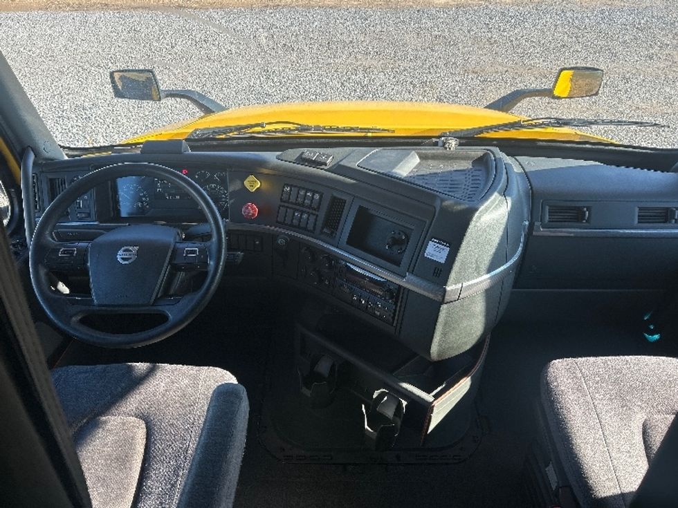 Sleeper Tractor-Heavy Duty Tractors-Volvo-2022-VNL64760-Hattiesburg-MS-396,175\n\t\tmiles-$ 80,000 - Image 12