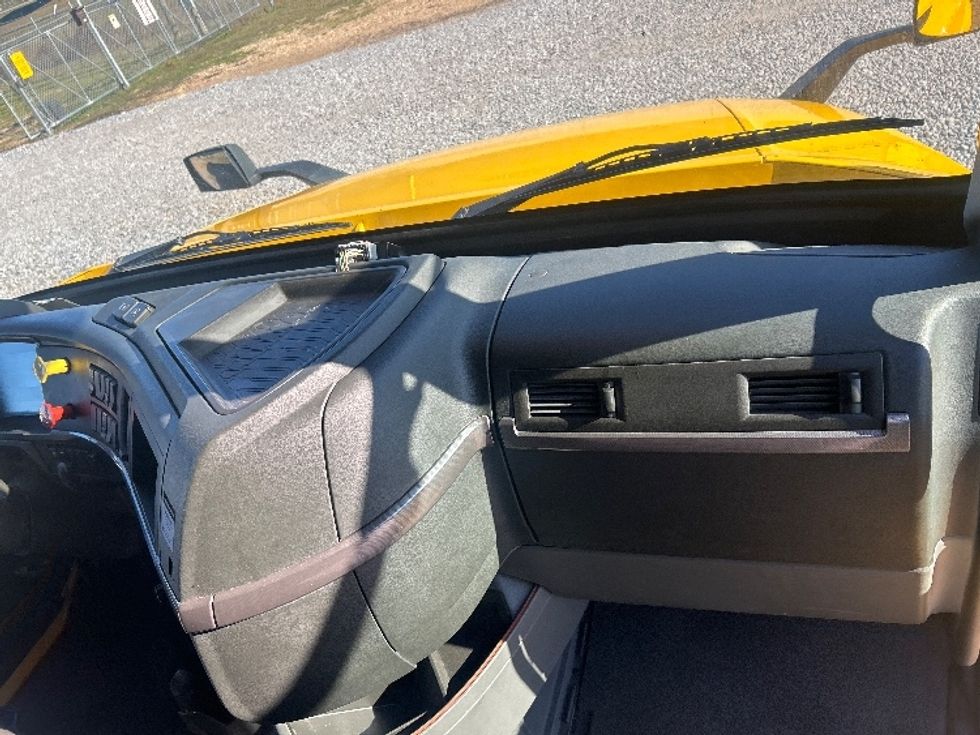 Sleeper Tractor-Heavy Duty Tractors-Volvo-2022-VNL64760-Hattiesburg-MS-396,175\n\t\tmiles-$ 80,000 - Image 14