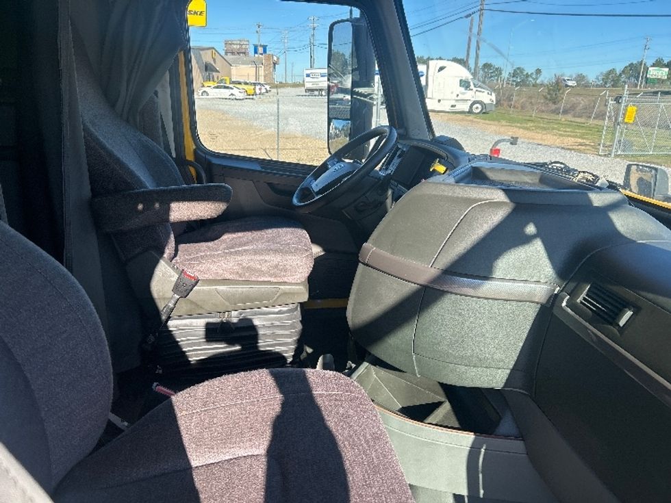 Sleeper Tractor-Heavy Duty Tractors-Volvo-2022-VNL64760-Hattiesburg-MS-396,175\n\t\tmiles-$ 80,000 - Image 15