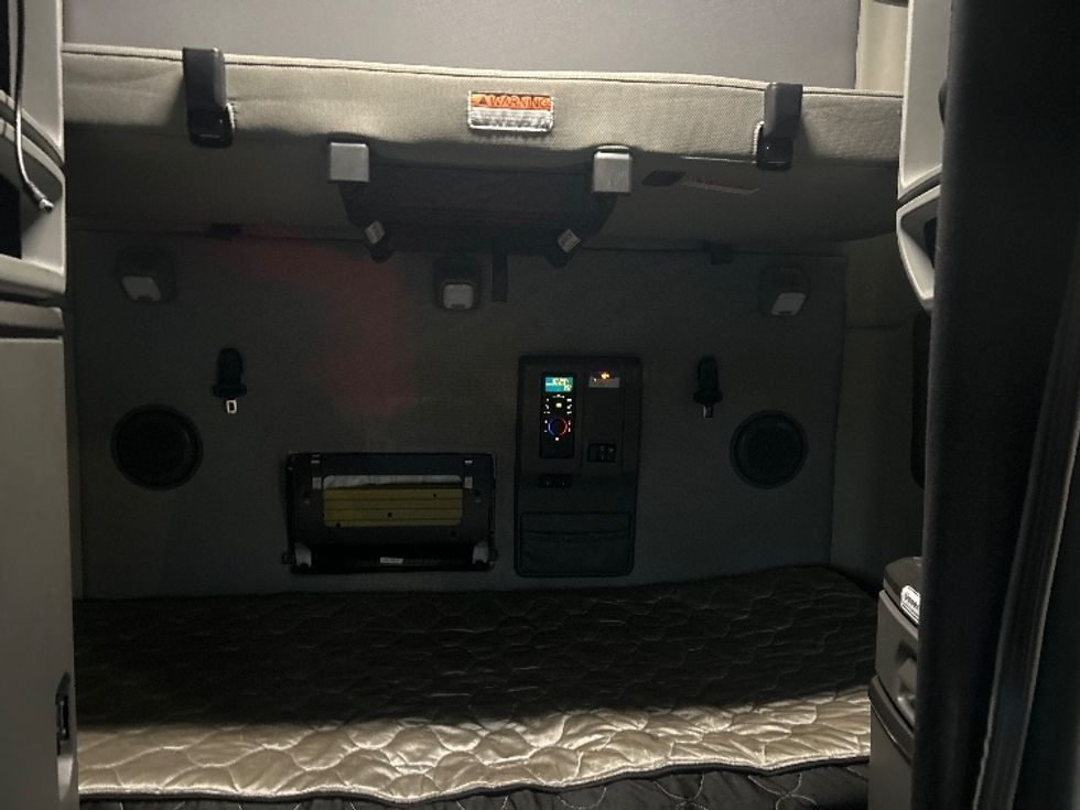 Sleeper Tractor-Heavy Duty Tractors-Volvo-2022-VNL64760-Hattiesburg-MS-396,175\n\t\tmiles-$ 80,000 - Image 16