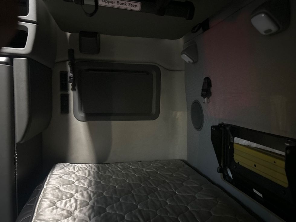 Sleeper Tractor-Heavy Duty Tractors-Volvo-2022-VNL64760-Hattiesburg-MS-396,175\n\t\tmiles-$ 80,000 - Image 18