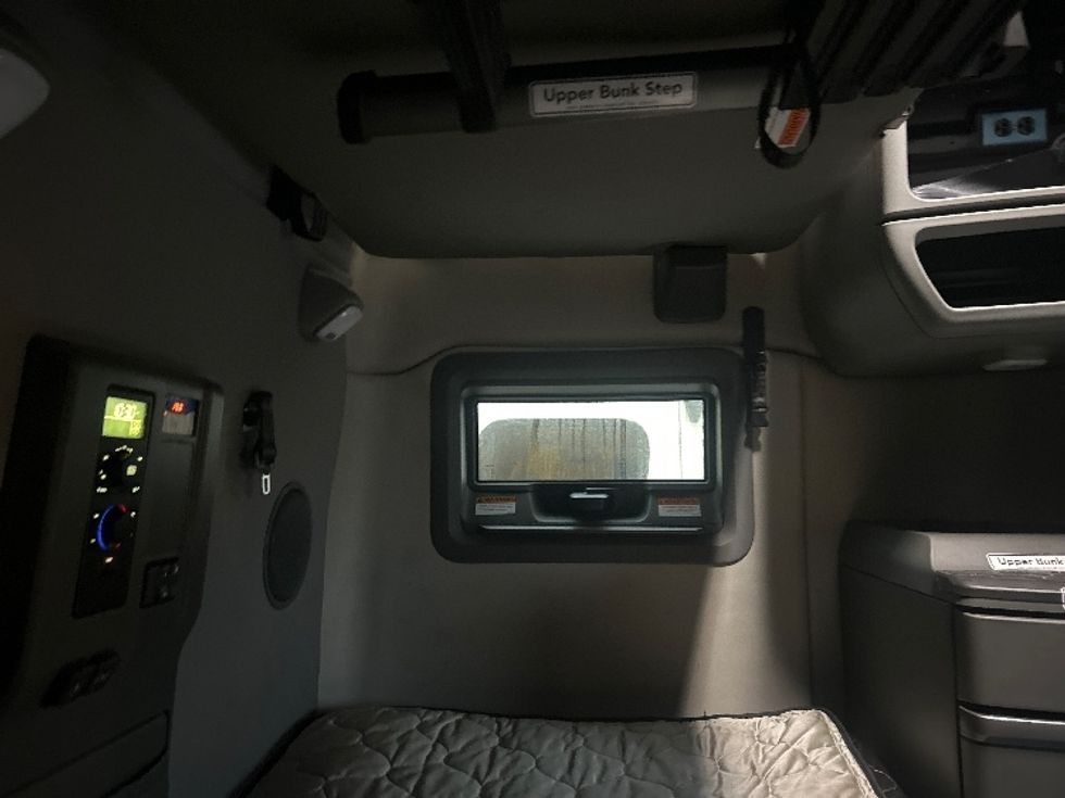 Sleeper Tractor-Heavy Duty Tractors-Volvo-2022-VNL64760-Hattiesburg-MS-396,175\n\t\tmiles-$ 80,000 - Image 19