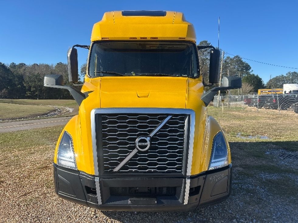 Sleeper Tractor-Heavy Duty Tractors-Volvo-2022-VNL64760-Hattiesburg-MS-396,175\n\t\tmiles-$ 80,000 - Image 2