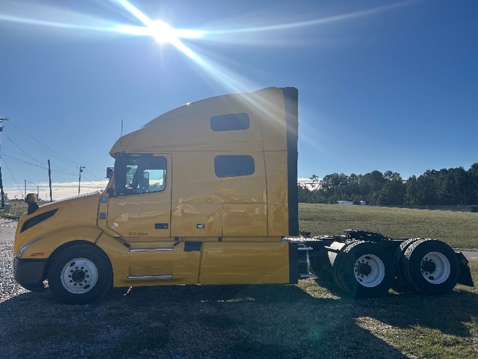 Sleeper Tractor-Heavy Duty Tractors-Volvo-2022-VNL64760-Hattiesburg-MS-396,175\n\t\tmiles-$ 80,000 - Image 4
