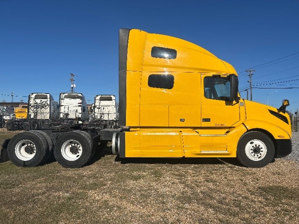 Sleeper Tractor-Heavy Duty Tractors-Volvo-2022-VNL64760-Hattiesburg-MS-396,175\n\t\tmiles-$ 80,000 - Image 8