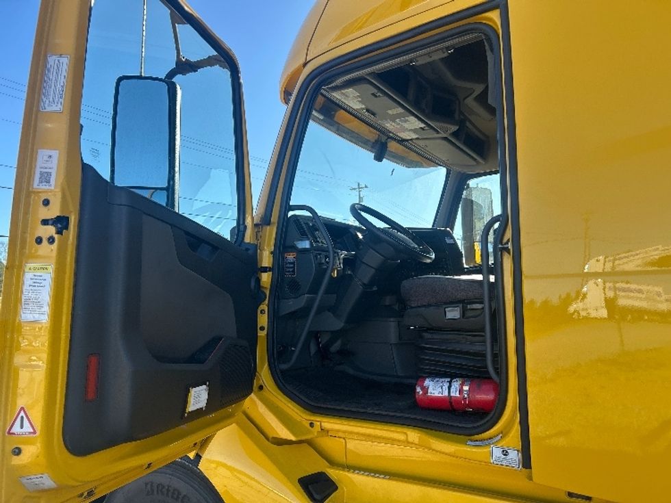 Sleeper Tractor-Heavy Duty Tractors-Volvo-2022-VNL64760-Hattiesburg-MS-396,175\n\t\tmiles-$ 80,000 - Image 9