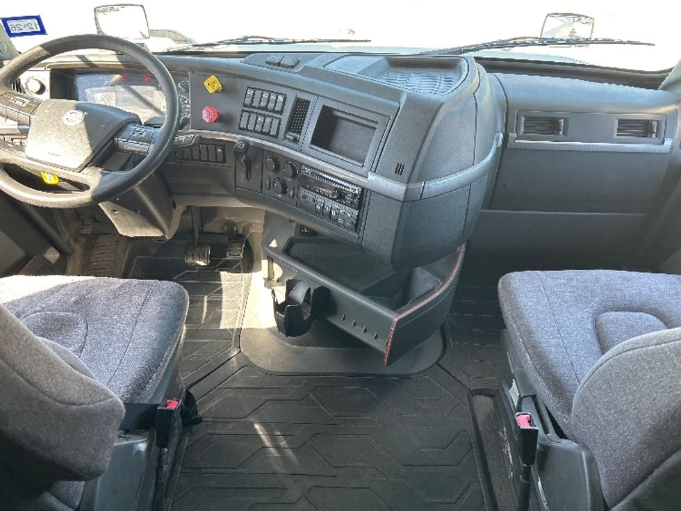Sleeper Tractor-Heavy Duty Tractors-Volvo-2022-VNL64760-Houston-TX-294,430\n\t\tmiles-$ 92,750 - Image 12