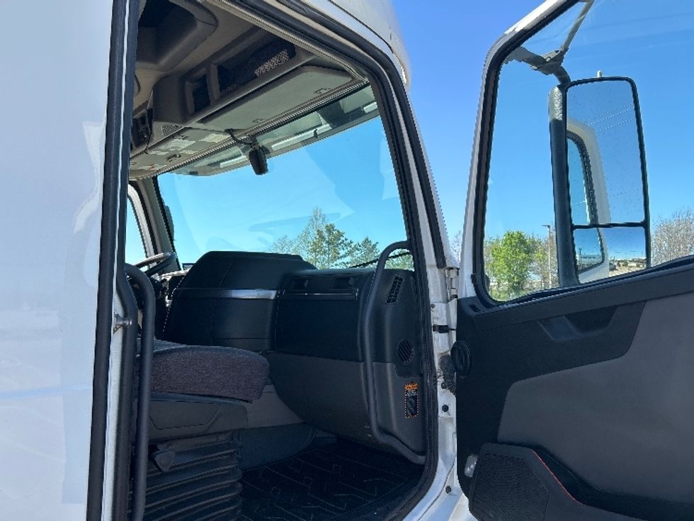 Sleeper Tractor-Heavy Duty Tractors-Volvo-2022-VNL64760-Houston-TX-294,430\n\t\tmiles-$ 92,750 - Image 13