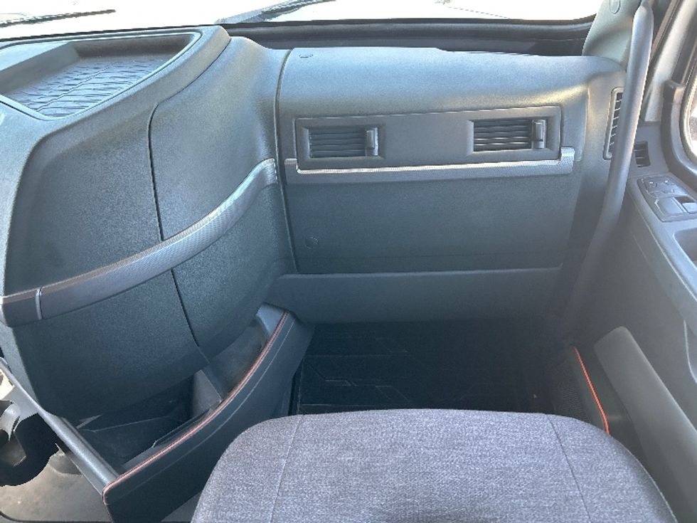 Sleeper Tractor-Heavy Duty Tractors-Volvo-2022-VNL64760-Houston-TX-294,430\n\t\tmiles-$ 92,750 - Image 14