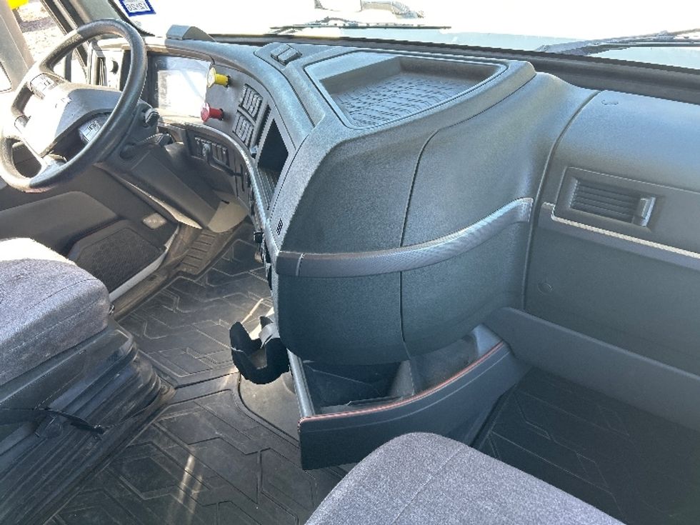 Sleeper Tractor-Heavy Duty Tractors-Volvo-2022-VNL64760-Houston-TX-294,430\n\t\tmiles-$ 92,750 - Image 15