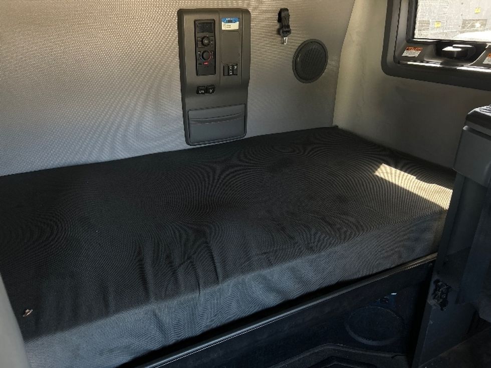 Sleeper Tractor-Heavy Duty Tractors-Volvo-2022-VNL64760-Houston-TX-294,430\n\t\tmiles-$ 92,750 - Image 17