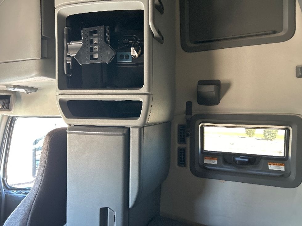 Sleeper Tractor-Heavy Duty Tractors-Volvo-2022-VNL64760-Houston-TX-294,430\n\t\tmiles-$ 92,750 - Image 19