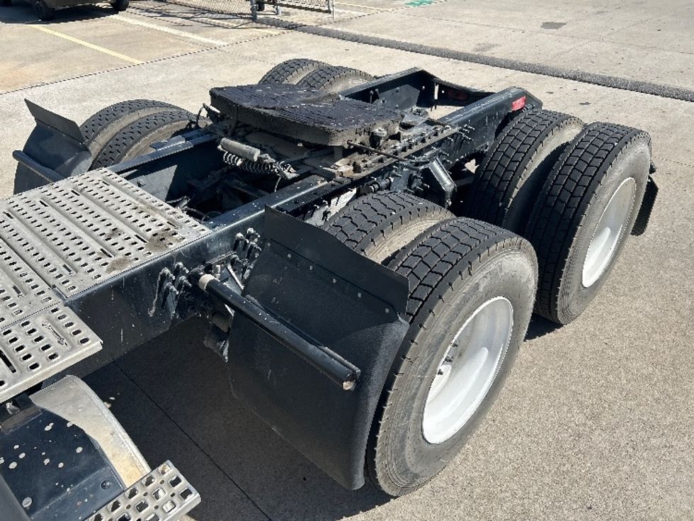 Sleeper Tractor-Heavy Duty Tractors-Volvo-2022-VNL64760-Houston-TX-294,430\n\t\tmiles-$ 92,750 - Image 22