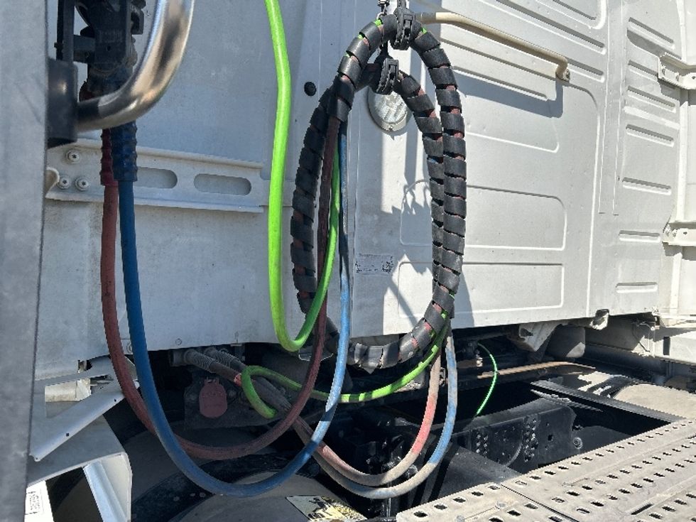 Sleeper Tractor-Heavy Duty Tractors-Volvo-2022-VNL64760-Houston-TX-294,430\n\t\tmiles-$ 92,750 - Image 23