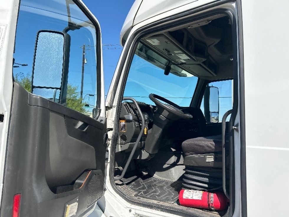 Sleeper Tractor-Heavy Duty Tractors-Volvo-2022-VNL64760-Houston-TX-294,430\n\t\tmiles-$ 92,750 - Image 9