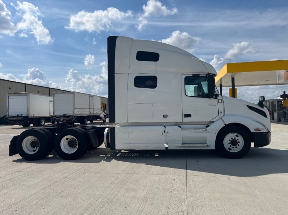 Sleeper Tractor-Heavy Duty Tractors-Volvo-2022-VNL64760-Houston-TX-504,863\n\t\tmiles-$ 76,000 - Image 1