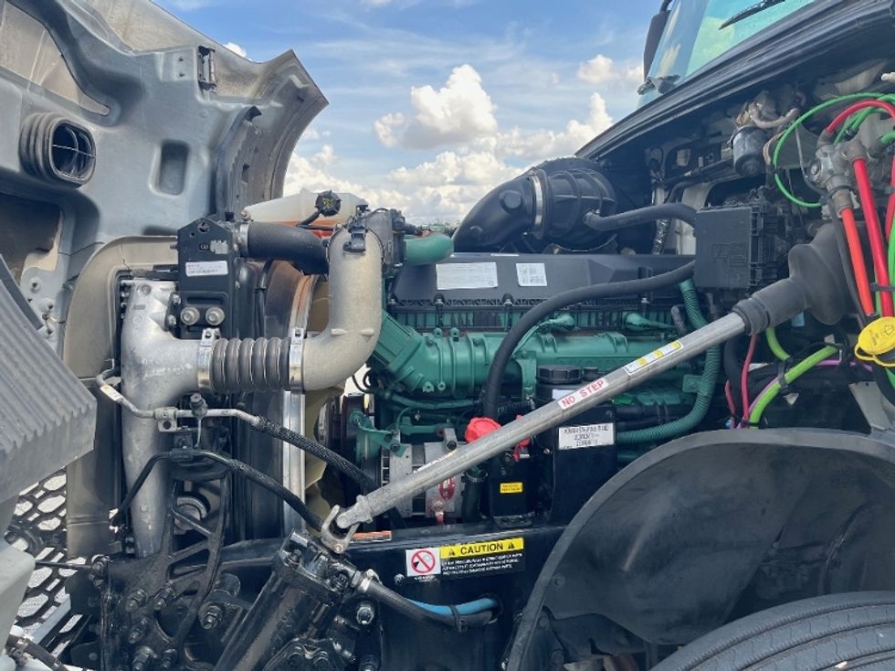 Sleeper Tractor-Heavy Duty Tractors-Volvo-2022-VNL64760-Houston-TX-504,863\n\t\tmiles-$ 76,000 - Image 10