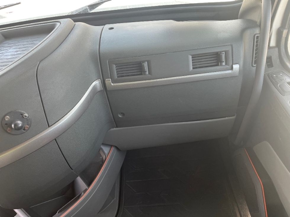 Sleeper Tractor-Heavy Duty Tractors-Volvo-2022-VNL64760-Houston-TX-504,863\n\t\tmiles-$ 76,000 - Image 13